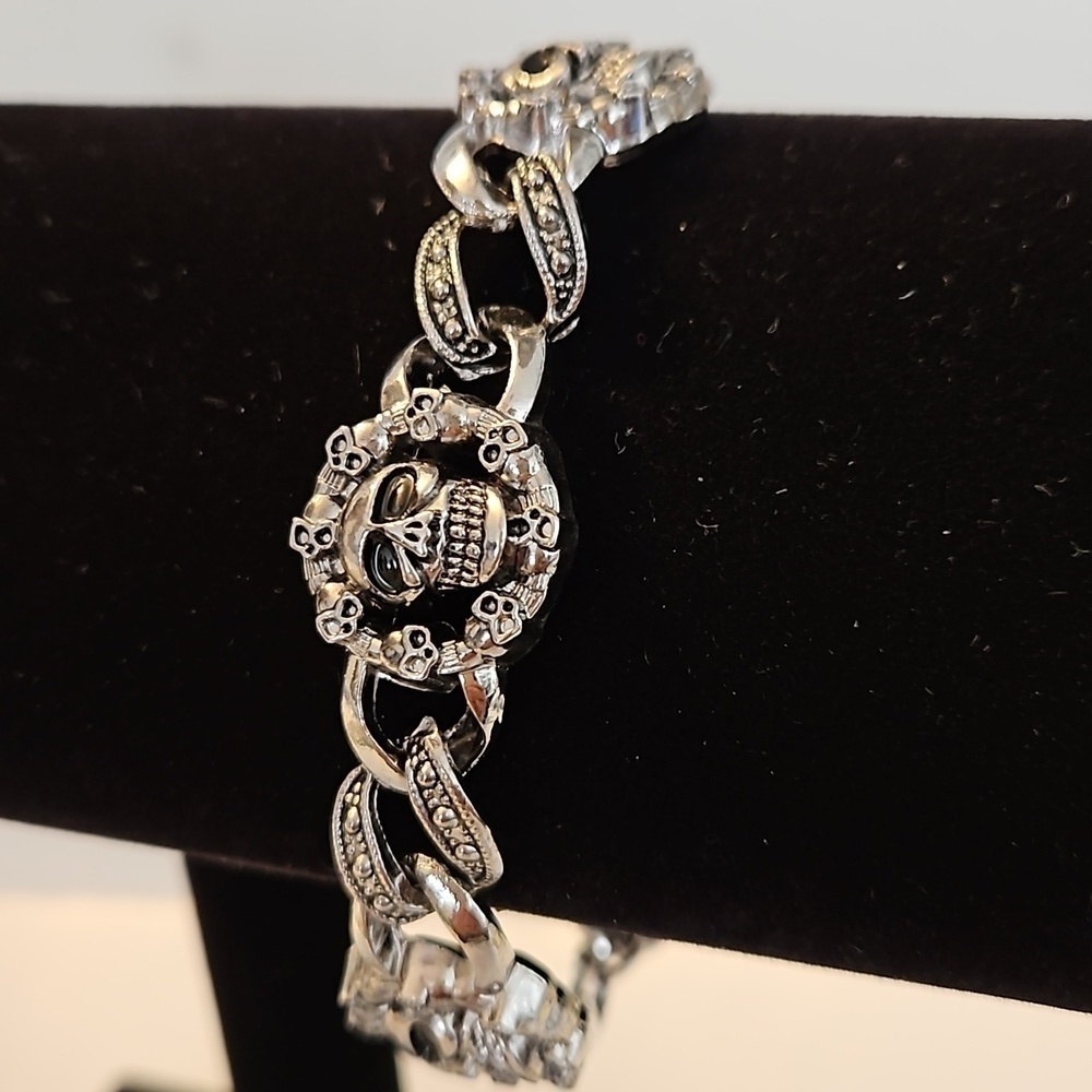 SKULL Antiqued Silverstone 8" Long Bracelet